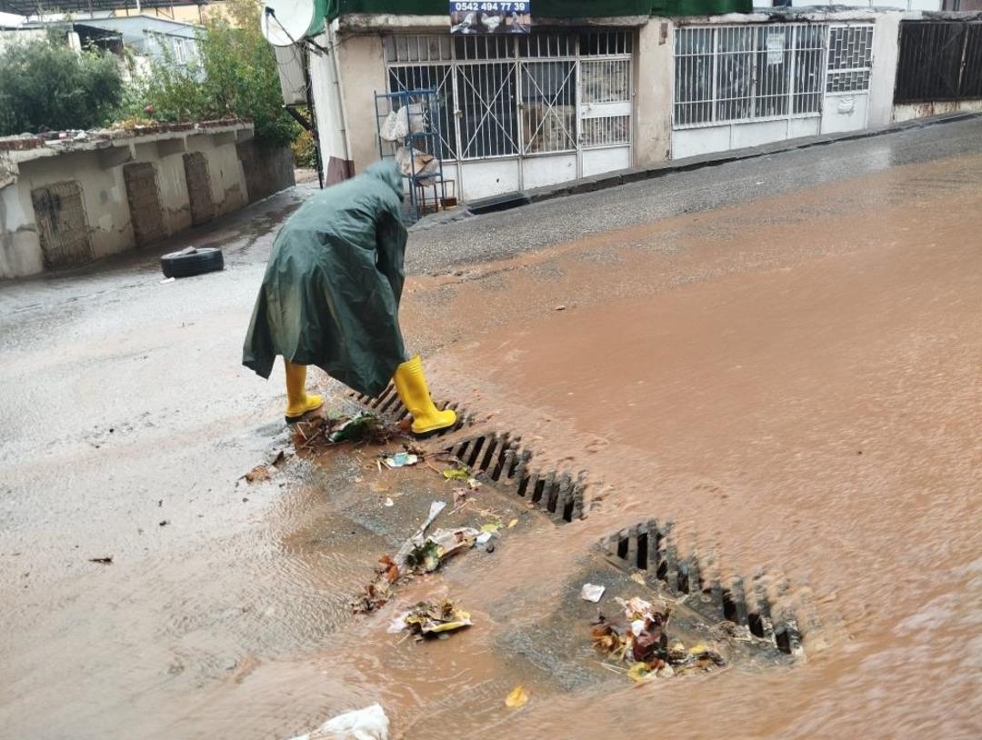 Diyarbakır&rsquo;da sağanak yağış yolları g&ouml;le &ccedil;evirdi 2