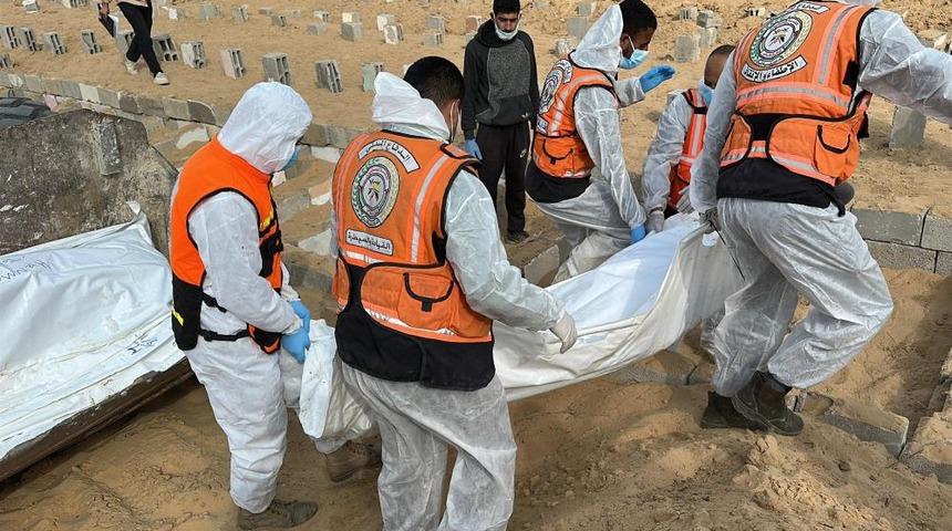 Gazze'de kimliği tespit edilemeyen 30 Filistinli daha toplu şekilde defnedildi