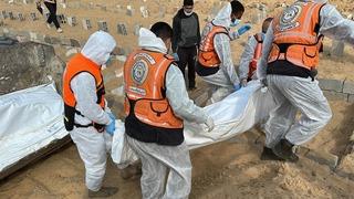 Gazze'de kimliği tespit edilemeyen 30 Filistinli daha toplu şekilde defnedildi