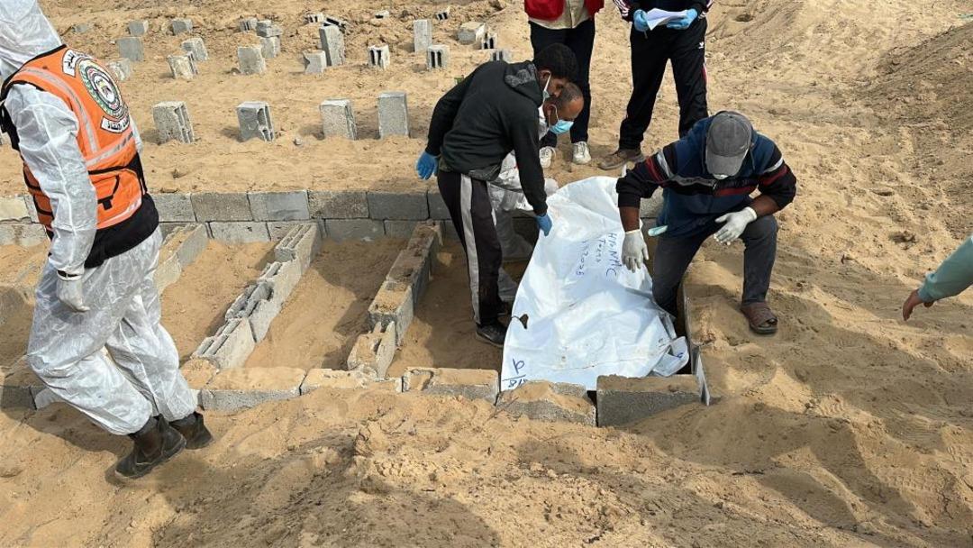 Gazze de kimliği tespit edilemeyen 30 Filistinli daha toplu şekilde defnedildi 1