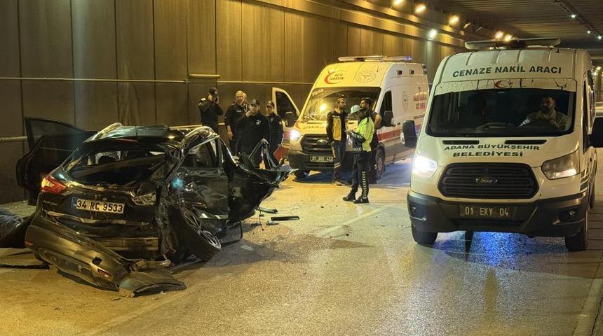 Kontrolden &ccedil;ıkan cip, hafif ticari ara&ccedil;la &ccedil;arpıştı: 2 &ouml;l&uuml;, 1 yaralı