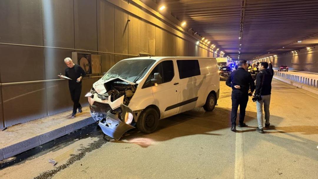 Kontrolden &ccedil;ıkan cip, hafif ticari ara&ccedil;la &ccedil;arpıştı: 2 &ouml;l&uuml;, 1 yaralı 2