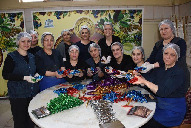 Halka saçılacak mesir macununun yapımına başlandı