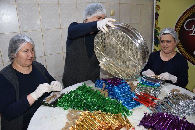 Halka saçılacak mesir macununun yapımına başlandı