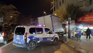 Yer: Ataşehir! Kamyonet durağa daldı