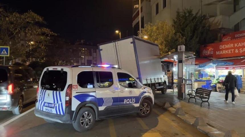 Yer: Ataşehir! Kamyonet durağa daldı