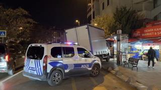 Yer: Ataşehir! Kamyonet durağa daldı