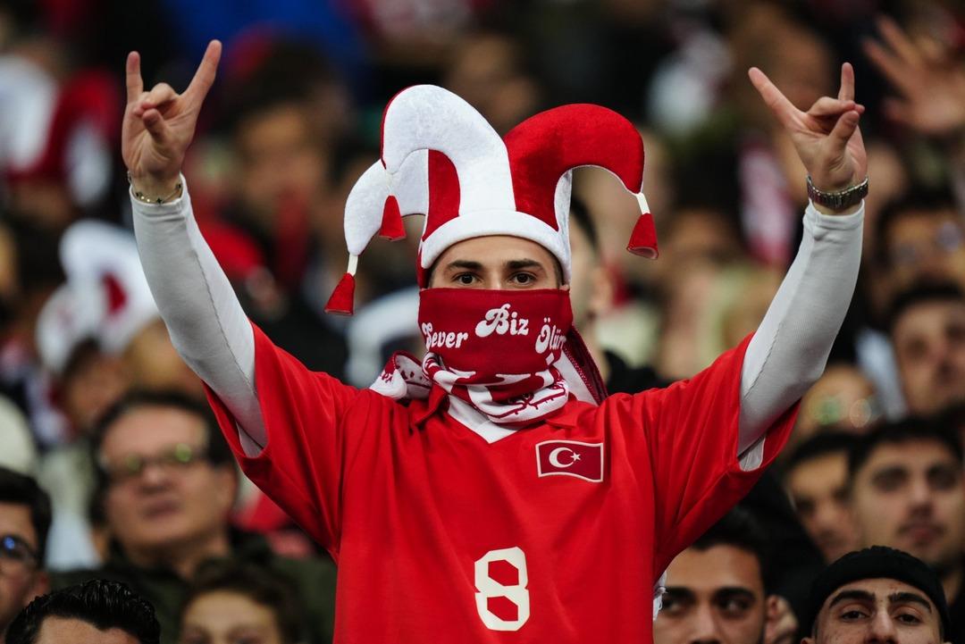 A Milli Futbol Takımımıza Bulgaristan maçı öncesi taraftarlardan özel karşılama! Kurtlar Vadisi dizisinden Cendere ile sahaya çıktılar... 1