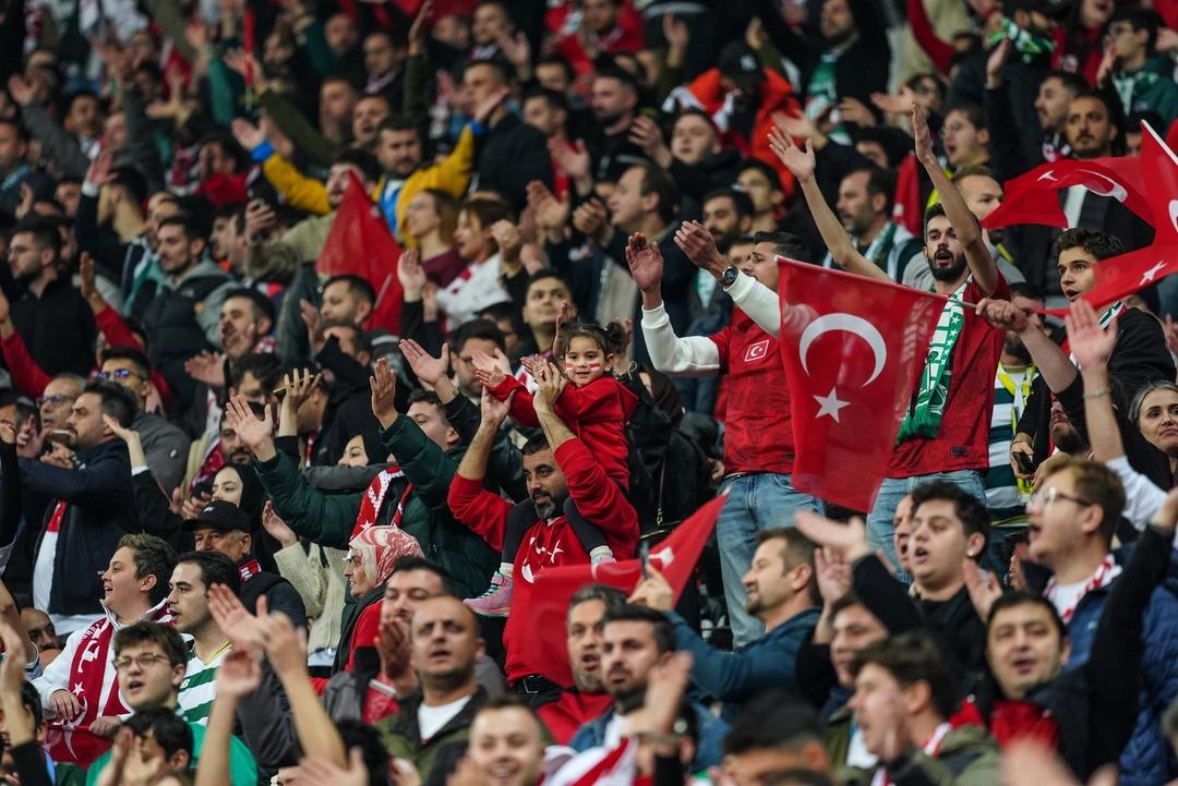 A Milli Futbol Takımımıza Bulgaristan maçı öncesi taraftarlardan özel karşılama! Kurtlar Vadisi dizisinden Cendere ile sahaya çıktılar... 2