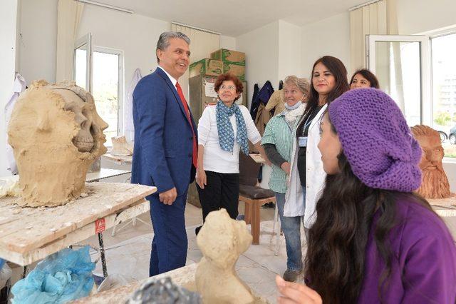 Başkan Uysal, heykel atölyesini ziyaret etti