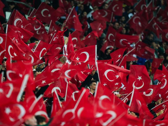 A Milli Futbol Takımımıza Bulgaristan maçı öncesi taraftarlardan özel karşılama! Kurtlar Vadisi dizisinden Cendere ile sahaya çıktılar...