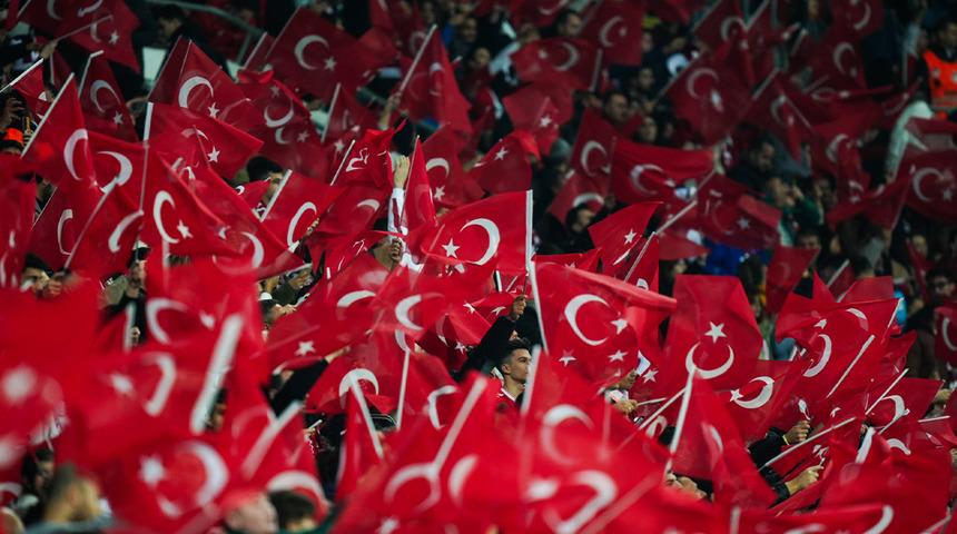 A Milli Futbol Takımımıza Bulgaristan maçı öncesi taraftarlardan özel karşılama! Kurtlar Vadisi dizisinden Cendere ile sahaya çıktılar...