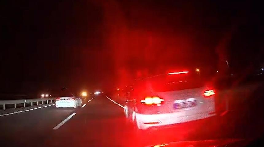 Korku dolu anlar kamerada: Bir ailenin can g&uuml;venliğini tehlikeye atan trafik magandası yakalandı