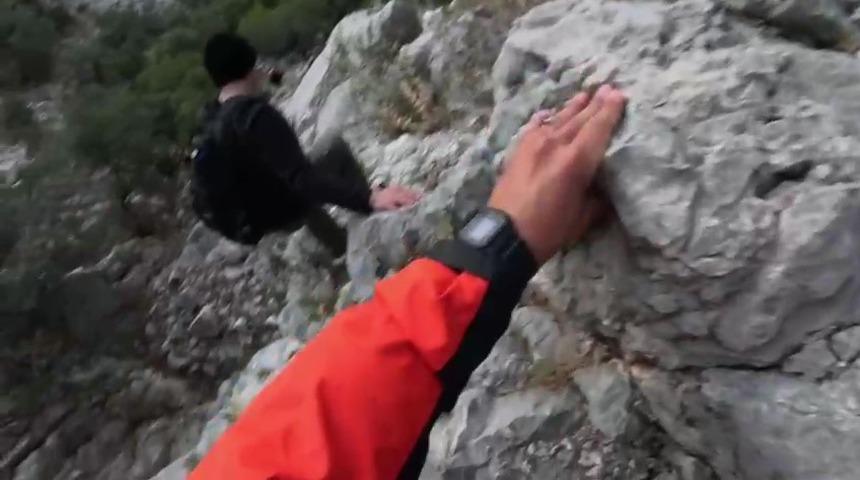 Y&uuml;r&uuml;y&uuml;şe &ccedil;ıktıkları dağda mahsur kaldılar, yardımlarına JAK ve AFAD ekibi yetişti