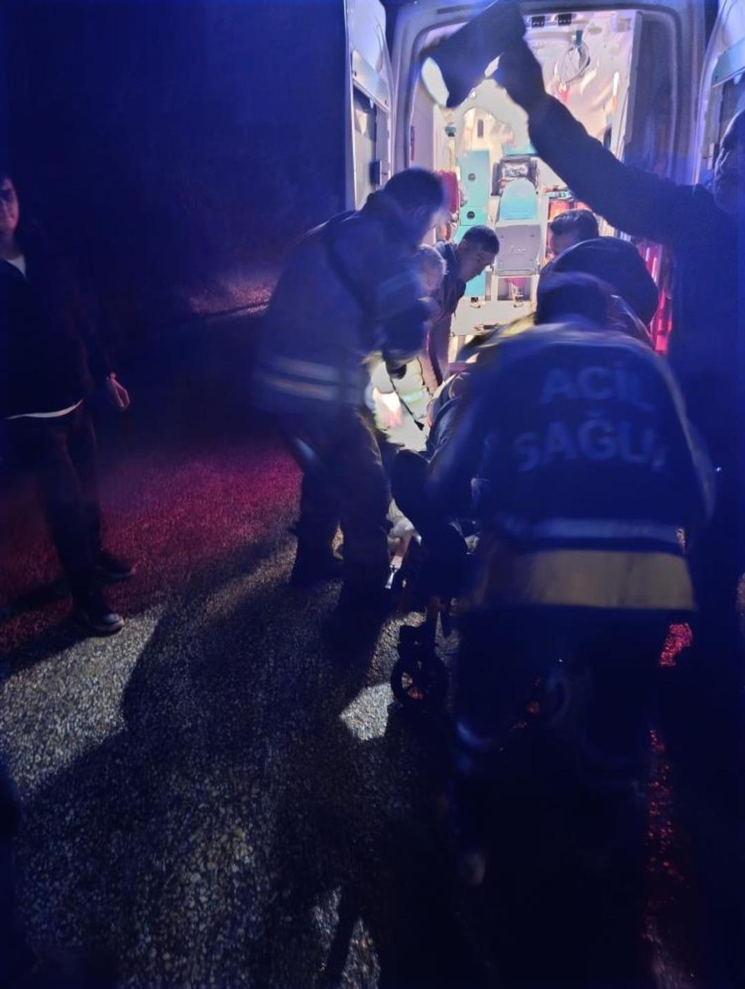 Alkoll&uuml; s&uuml;r&uuml;c&uuml;n&uuml;n kullandığı ara&ccedil; şarampole yuvarlandı: 1 yaralı 1