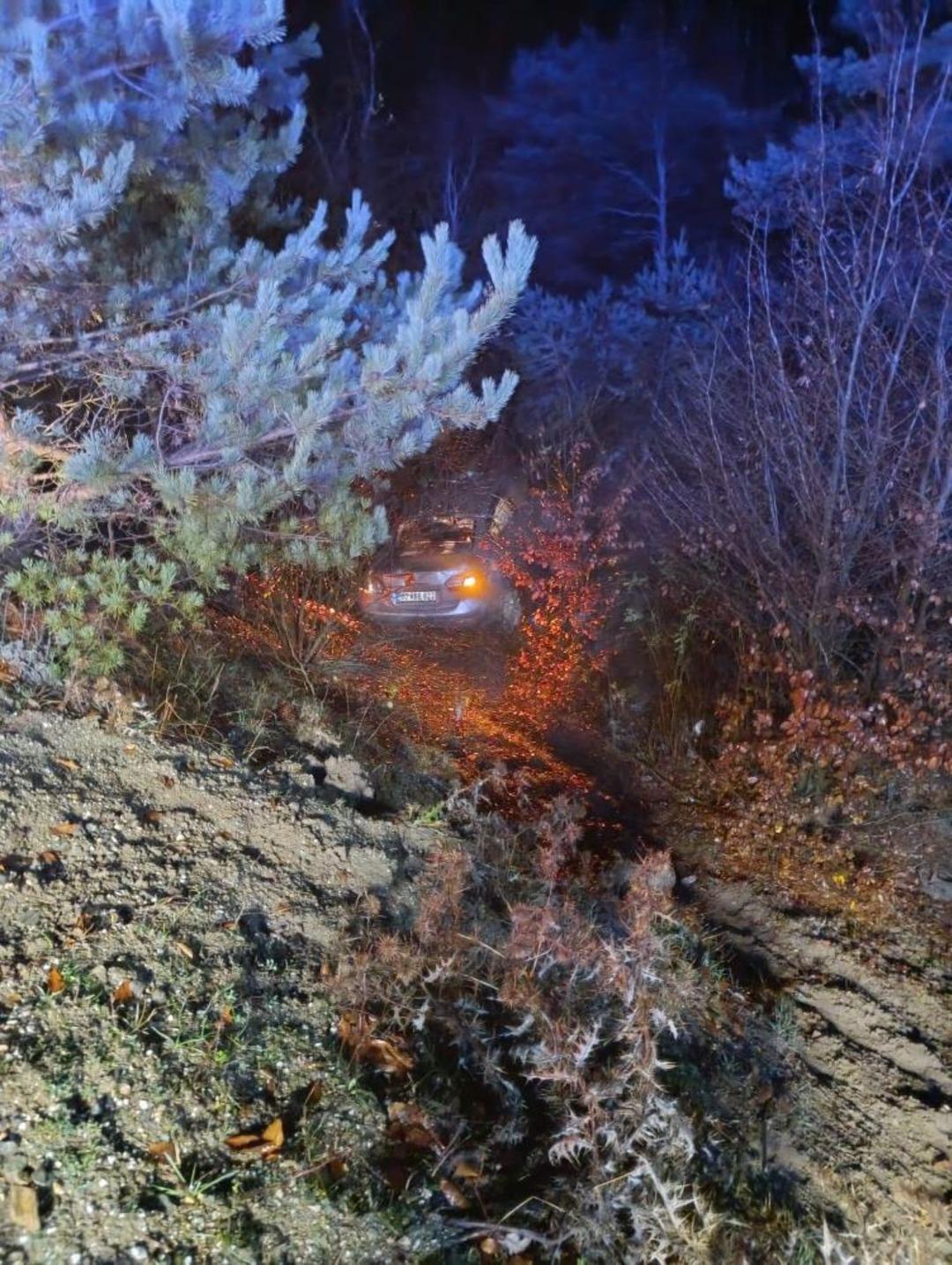 Alkoll&uuml; s&uuml;r&uuml;c&uuml;n&uuml;n kullandığı ara&ccedil; şarampole yuvarlandı: 1 yaralı 2