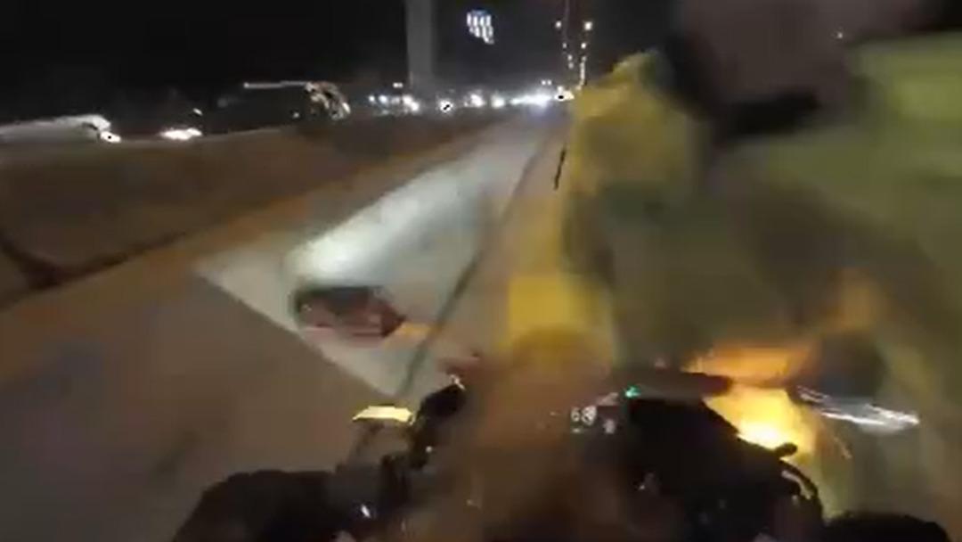 Maltepe&rsquo;de motosikletin &ccedil;arptığı trafik polisi yaralandı: Kaza anı kamerada 1