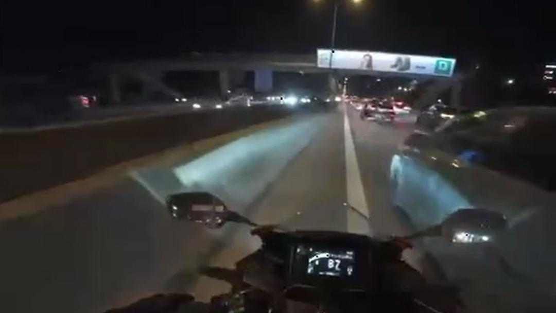 Maltepe&rsquo;de motosikletin &ccedil;arptığı trafik polisi yaralandı: Kaza anı kamerada 3