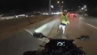 Trafiğe kapalı şeritten giden motosiklet sürücüsü polise çarptı