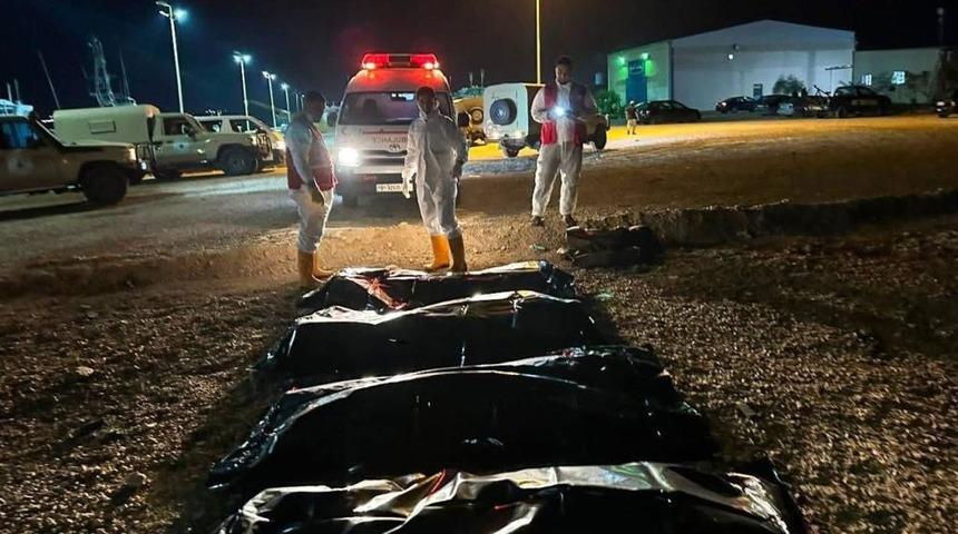 Libya a&ccedil;ıklarında 95 g&ouml;&ccedil;meni taşıyan iki tekne alabora oldu: 4 &ouml;l&uuml;