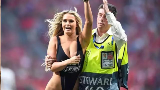 Sahaya mayoyla atlamıştı! Kinsey Wolanski yeni mesleğiyle şaşırttı