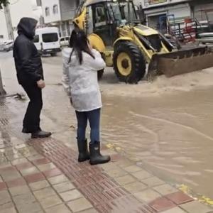 Mazıdağı’nda sağanak nedeni ile yollar göle döndü