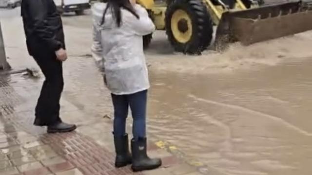Mazıdağı’nda sağanak nedeni ile yollar göle döndü