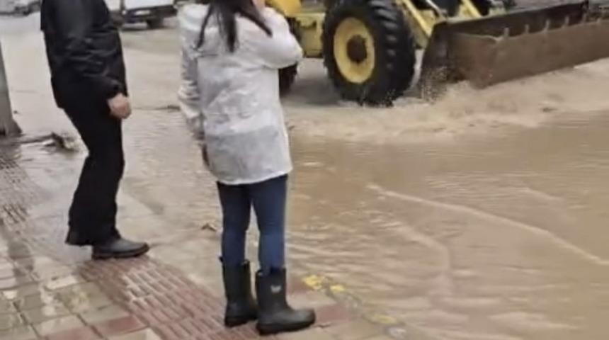 Mazıdağı&rsquo;nda sağanak nedeni ile yollar g&ouml;le d&ouml;nd&uuml;