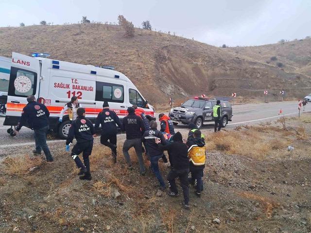 Elazığ&rsquo;da pikap şarampole u&ccedil;tu: 2 yaralı 2