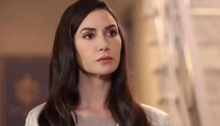 Yakışıklı  oyuncuyla el ele yakalandı! Yaş farkı dikkat çekti