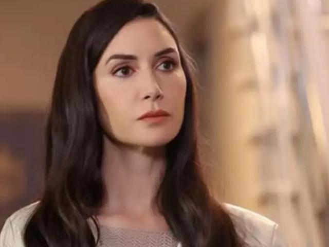 Yakışıklı  oyuncuyla el ele yakalandı! Yaş farkı dikkat çekti