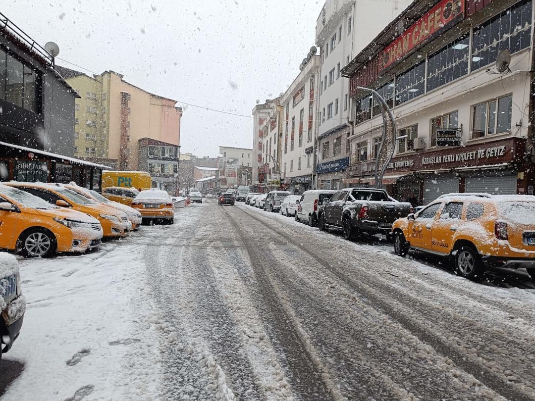 Kış bastırdı! Bir&ccedil;ok il beyaza b&uuml;r&uuml;nd&uuml;, yollar ulaşıma kapandı... Meteoroloji den uyarı 2