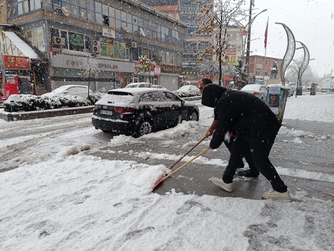 Kış bastırdı! Bir&ccedil;ok il beyaza b&uuml;r&uuml;nd&uuml;, yollar ulaşıma kapandı... Meteoroloji den uyarı 1