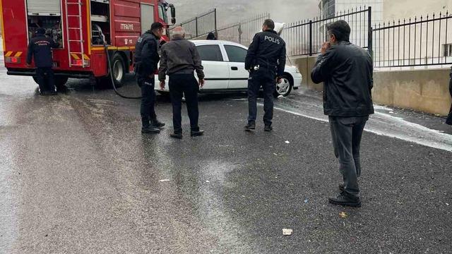 Kahramanmaraş’ta park halindeki otomobil alev aldı