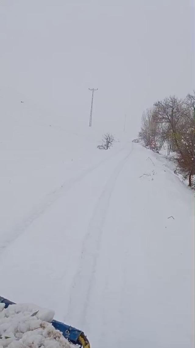 Sivas’ta yoğun kar nedeniyle 46 yerleşim yerine araç ulaşımı sağlanamıyor 1