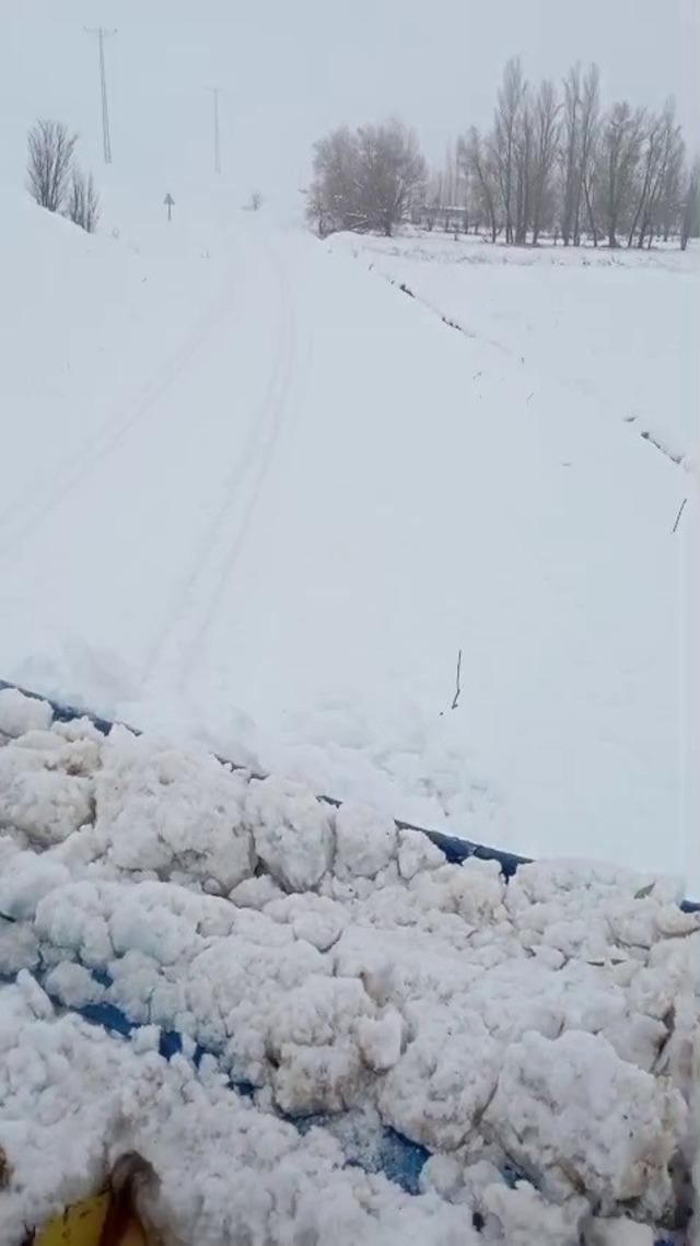 Sivas’ta yoğun kar nedeniyle 46 yerleşim yerine araç ulaşımı sağlanamıyor 2