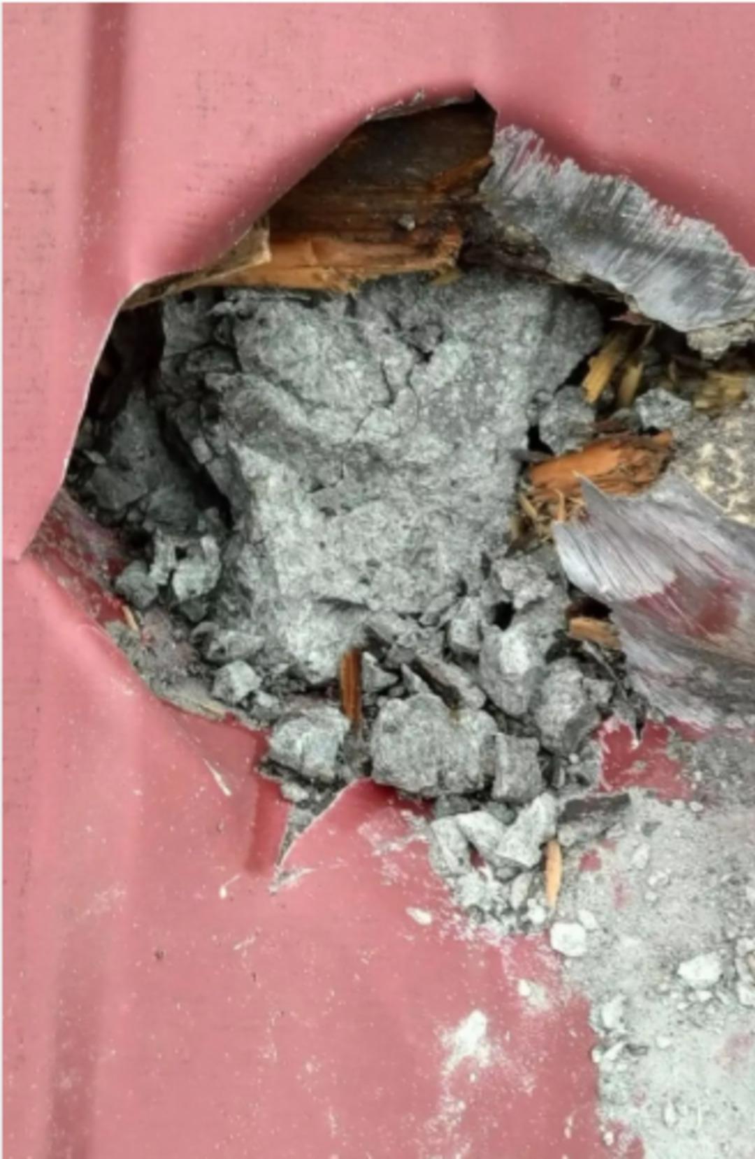 Havadaki yeşil uzun kuyruklu ateş topu şaşkına &ccedil;evirdi! Evin &ccedil;atısını delip ge&ccedil;ti: M&uuml;zede sergilenecek 1