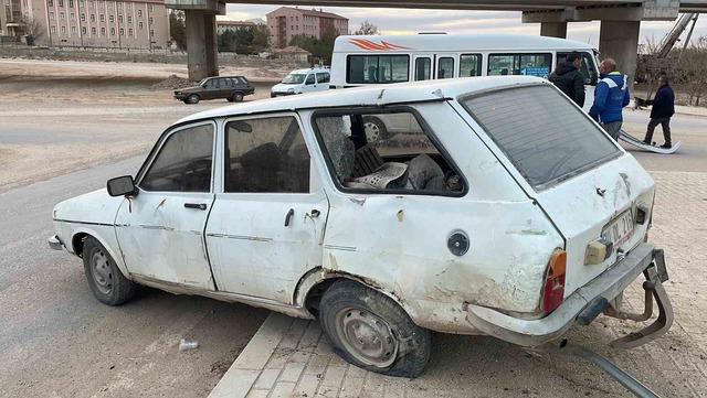 Karaman’da yolcu minibüsü ile otomobil çarpıştı: 2 yaralı 1