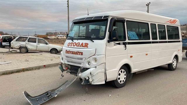 Karaman’da yolcu minibüsü ile otomobil çarpıştı: 2 yaralı 2