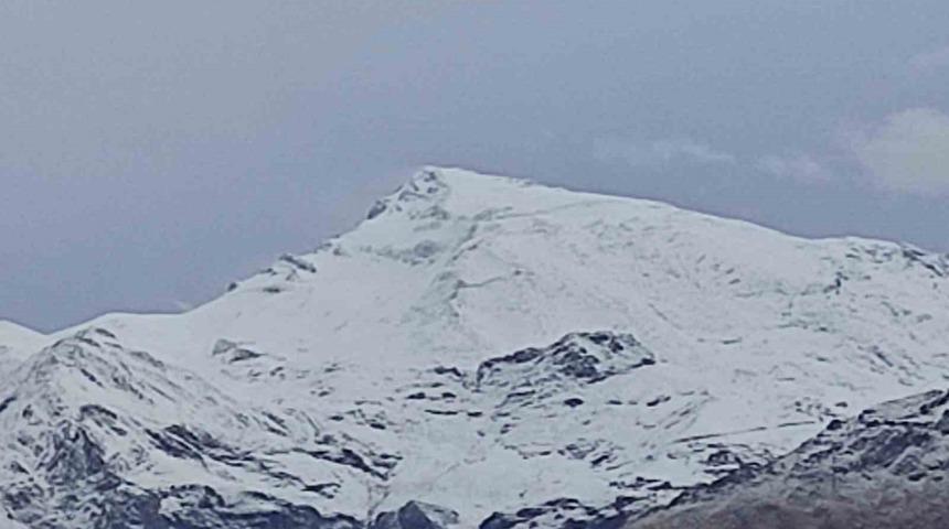 Batman&rsquo;a mevsimin ilk karı yağdı