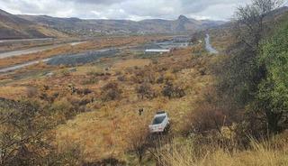 Elazığ’da kamyonet şarampole uçtu