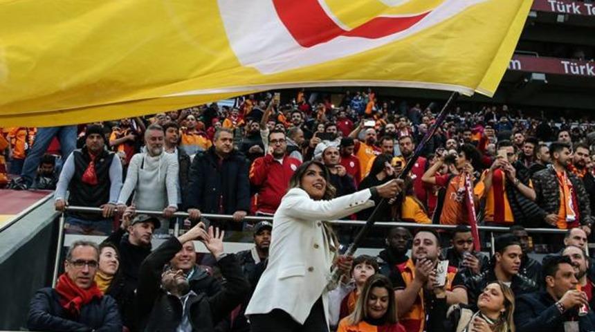 T&uuml;r Telekom Stadı'nda yayıncı kuruluş spikerine saldırı