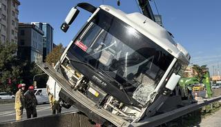 Kadıköy'de feci kaza: Servis minibüsü bariyerlere çıktı