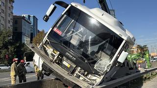 Kadıköy'de feci kaza: Servis minibüsü bariyerlere çıktı