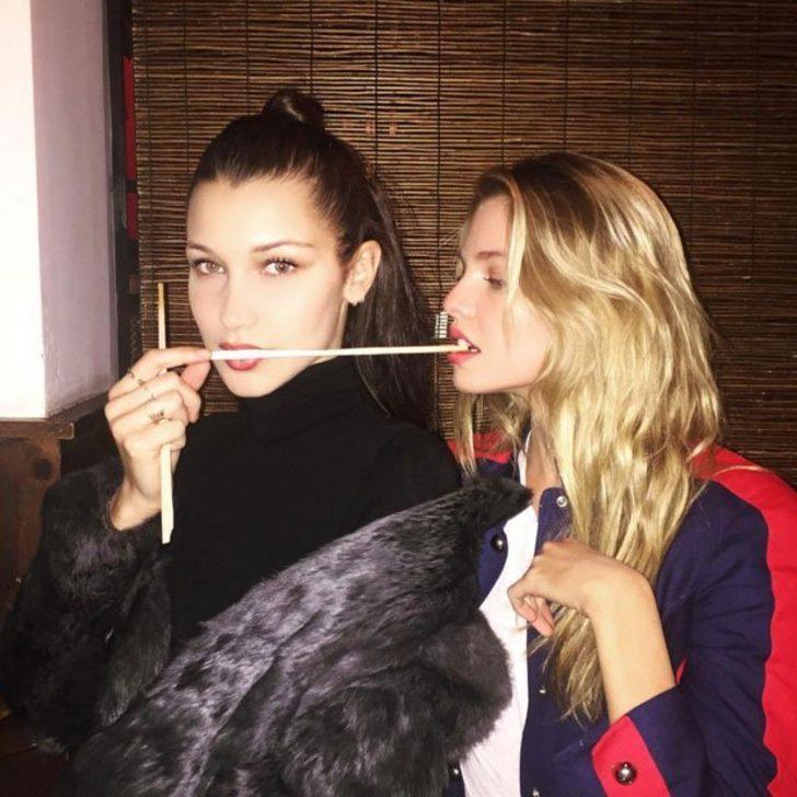 Partide kuytuya çekilip öpüşmüşler! G4