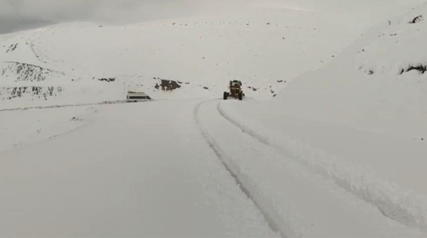 Siirt'te karda ara&ccedil;lar yolda mahsur kaldı
