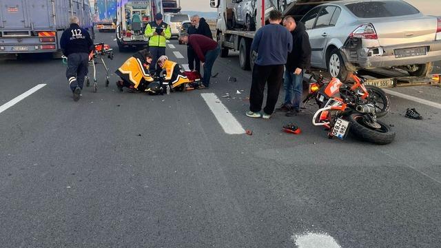 Motosiklet emniyet şeridinde duran tıra çarptı: 1 yaralı