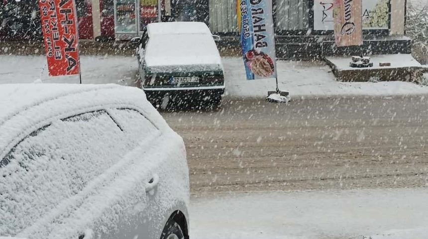 &Ccedil;elikhan il&ccedil;esine yılın ilk kar yağışı başladı