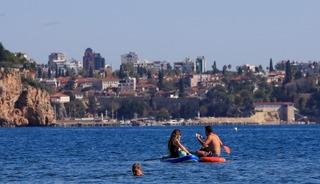 Türkiye’de karla mücadele başlarken, Antalya’da deniz mevsimi devam ediyor