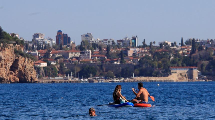 Türkiye’de karla mücadele başlarken, Antalya’da deniz mevsimi devam ediyor